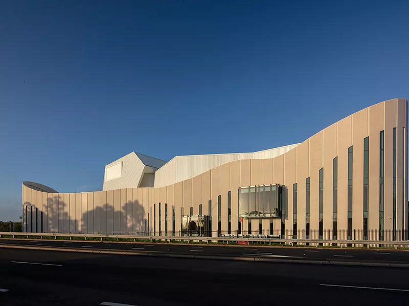 Prečo je budova divadla z oceľovej konštrukcie dôležitá v modernej architektúre?