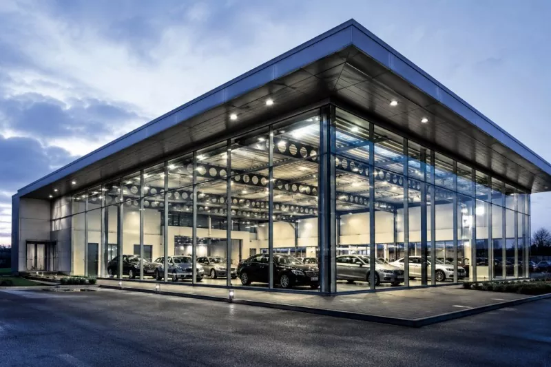 Prečo je veľkorozsahový dizajn hlavnou výhodou konštrukcie autosalónu s oceľovým rámom?
