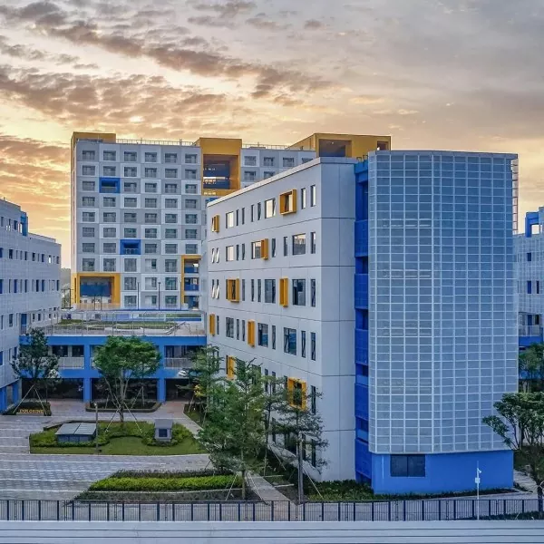 Viacpodlažná oceľová stavebná škola