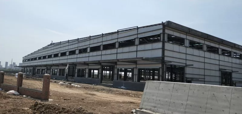 Prefabrikovaná konštrukcia logistického skladu s modulárnym oceľovým rámom