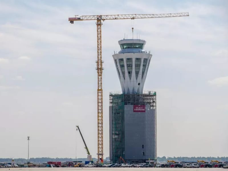 Oceľová konštrukcia letiskovej riadiacej veže